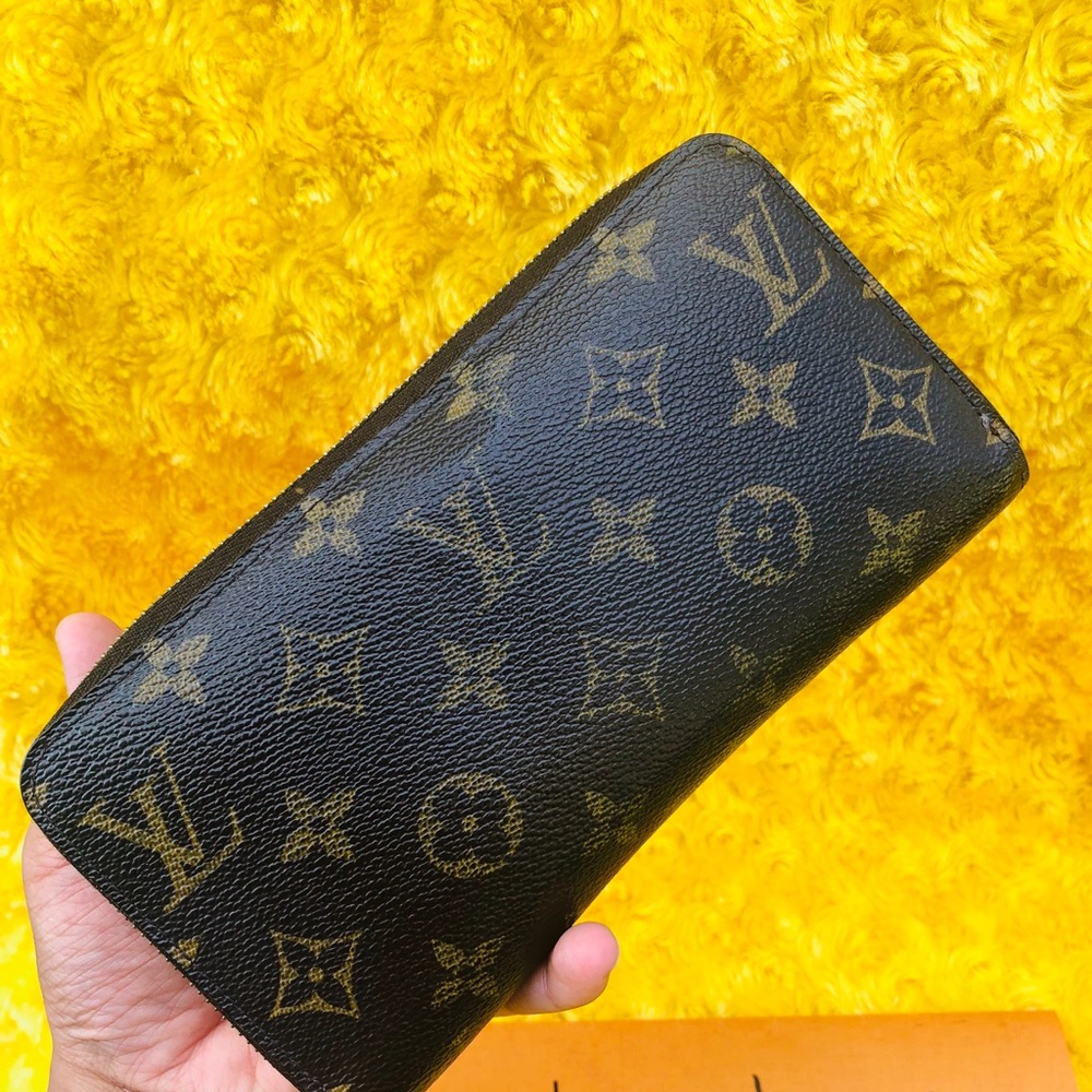 Authentic Louis Vuitton Full Size Zippy Wallet